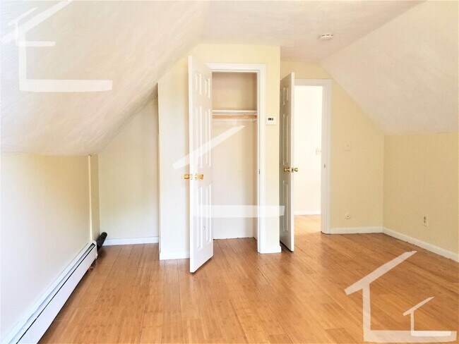 Foto del edificio - Large single family in Allston