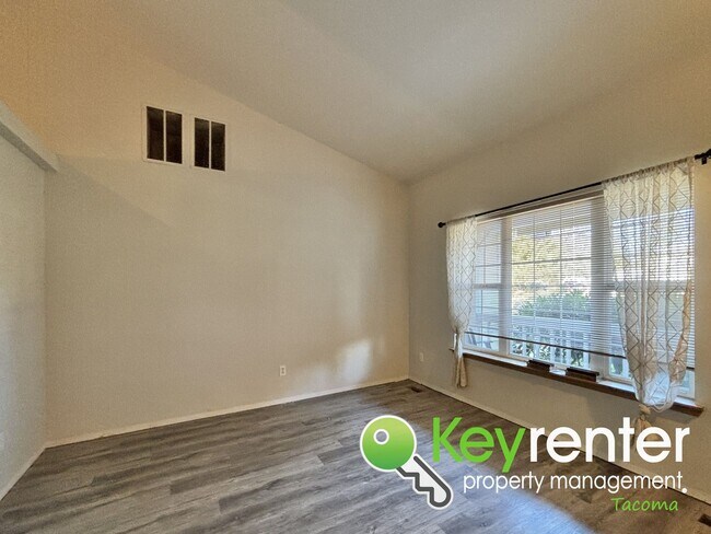 Building Photo - Beautiful 3 Bedroom Tacoma Craftsman Renta...