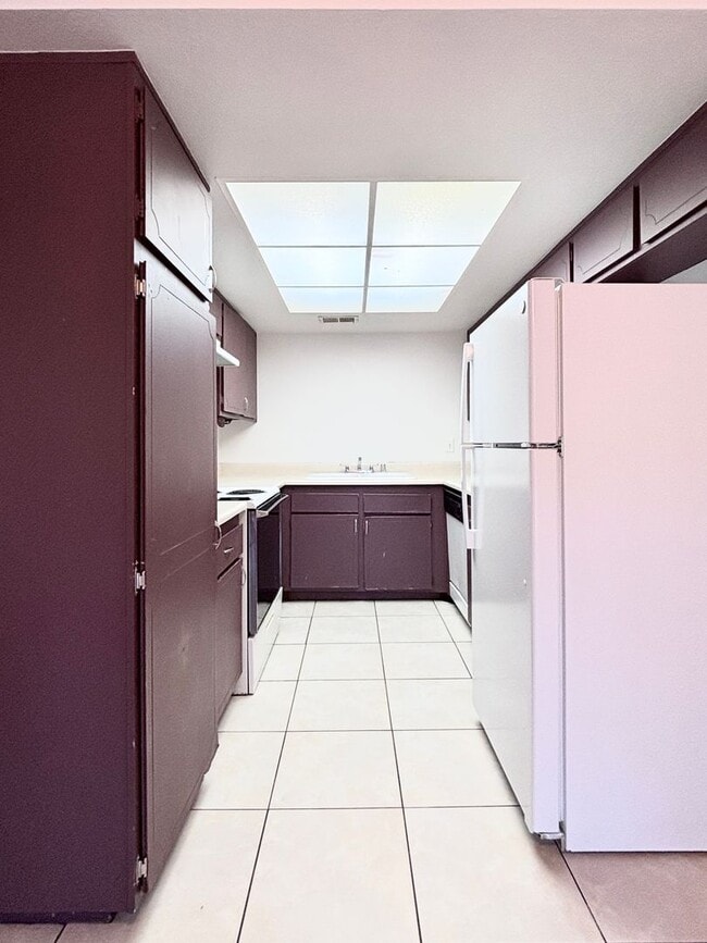 Building Photo - Spacious and beautifully maintained 2-bedroom, 2-bath townhouse located in a well-established, la...