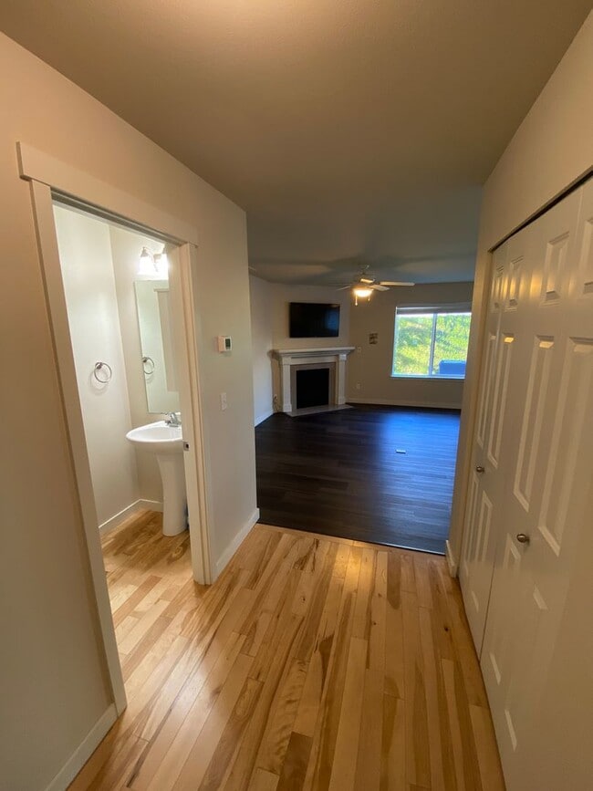 Building Photo - 2 bed/2.5 bath Townhouse in Caldara at the...