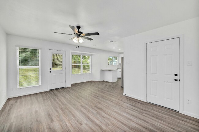 Foto del edificio - 6506 King George Dr