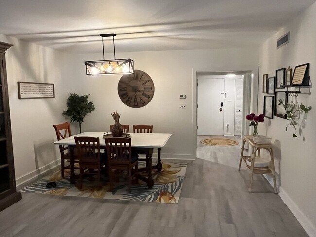 Foto del edificio - 160 S May St #3,