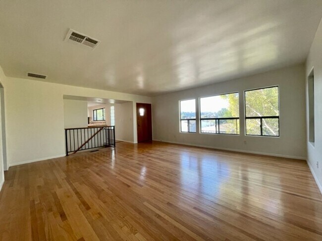 Foto del edificio - Spacious Two Story Home with West-Facing v...