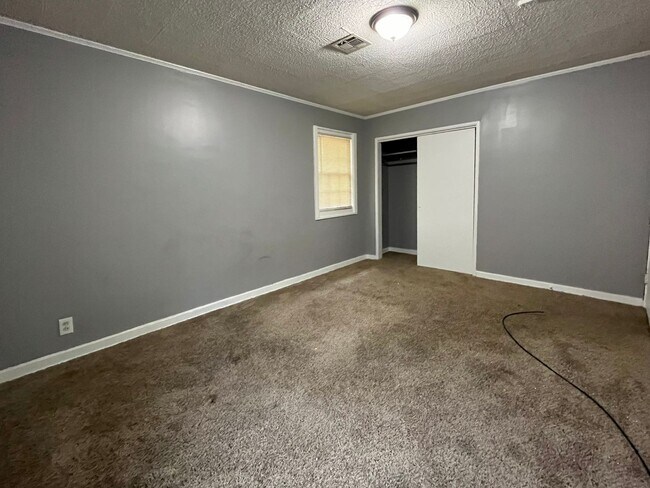 Foto del edificio - Updated 3 Bed 1 Bath! First Month's rent FREE!