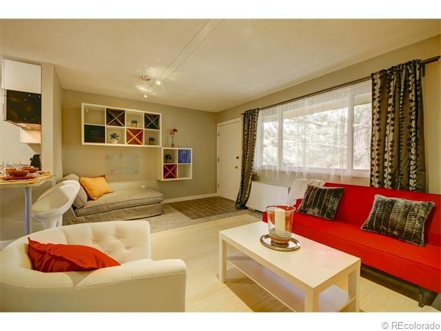 living room - 3000 Colorado Ave Apartment