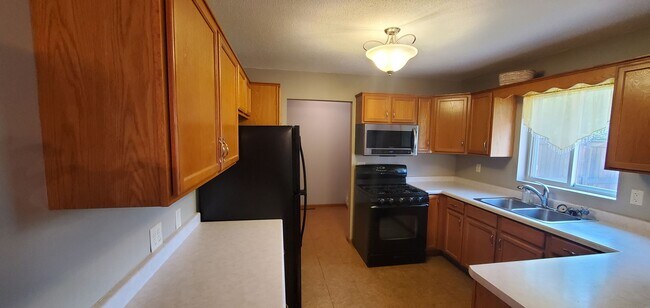 Building Photo - $1400| 2BD 1.5BA| 14201 47th Ave | Availab...