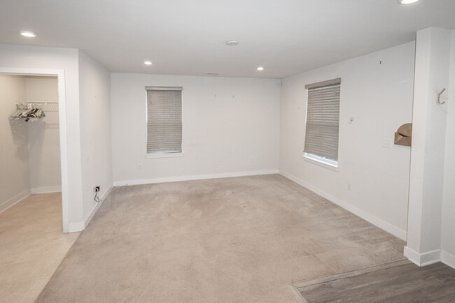 Building Photo - Gorgeous Townhome in Bryan Cove!