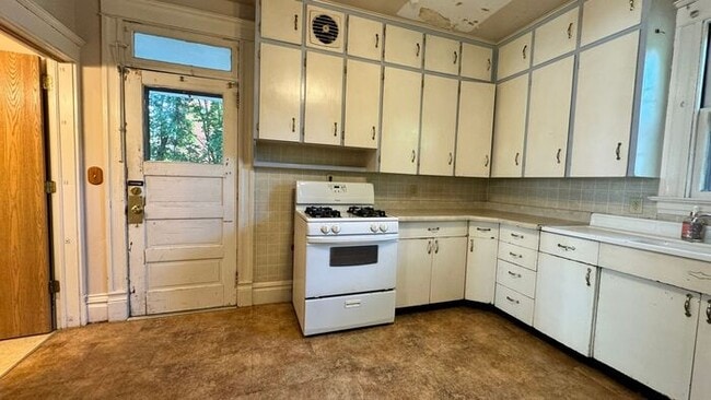 Foto del edificio - $2,300 | 4 Bedroom, 2 Bathroom Multi Floor...