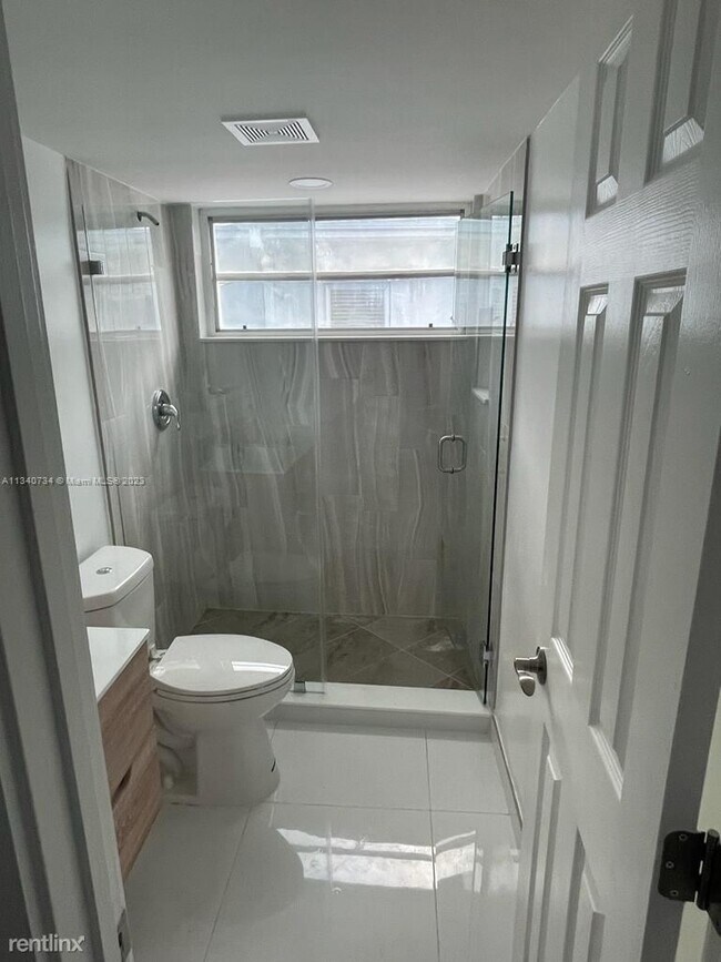 Building Photo - 2 br, 2 bath Condo - 8340 Harding Ave
