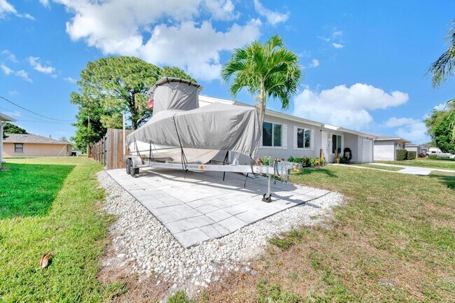 Building Photo - 1631 SE Minorca Ave