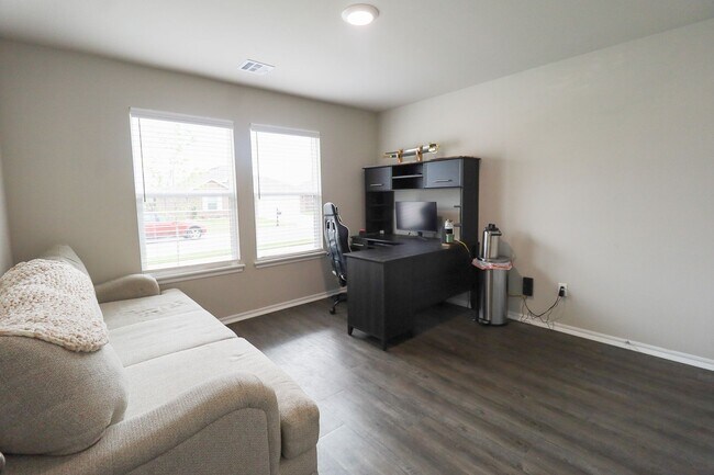 Foto del edificio - 4 BA Bedroom Home Available For Immediate ...