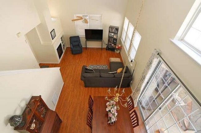 Foto del edificio - 107 W Oaks Ct