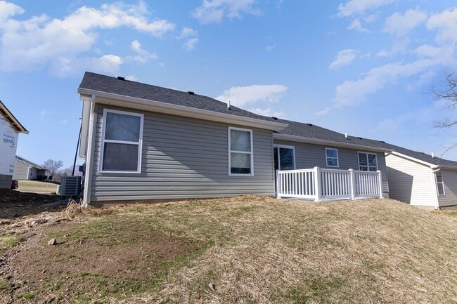 Building Photo - 8 W Persimmon Dr