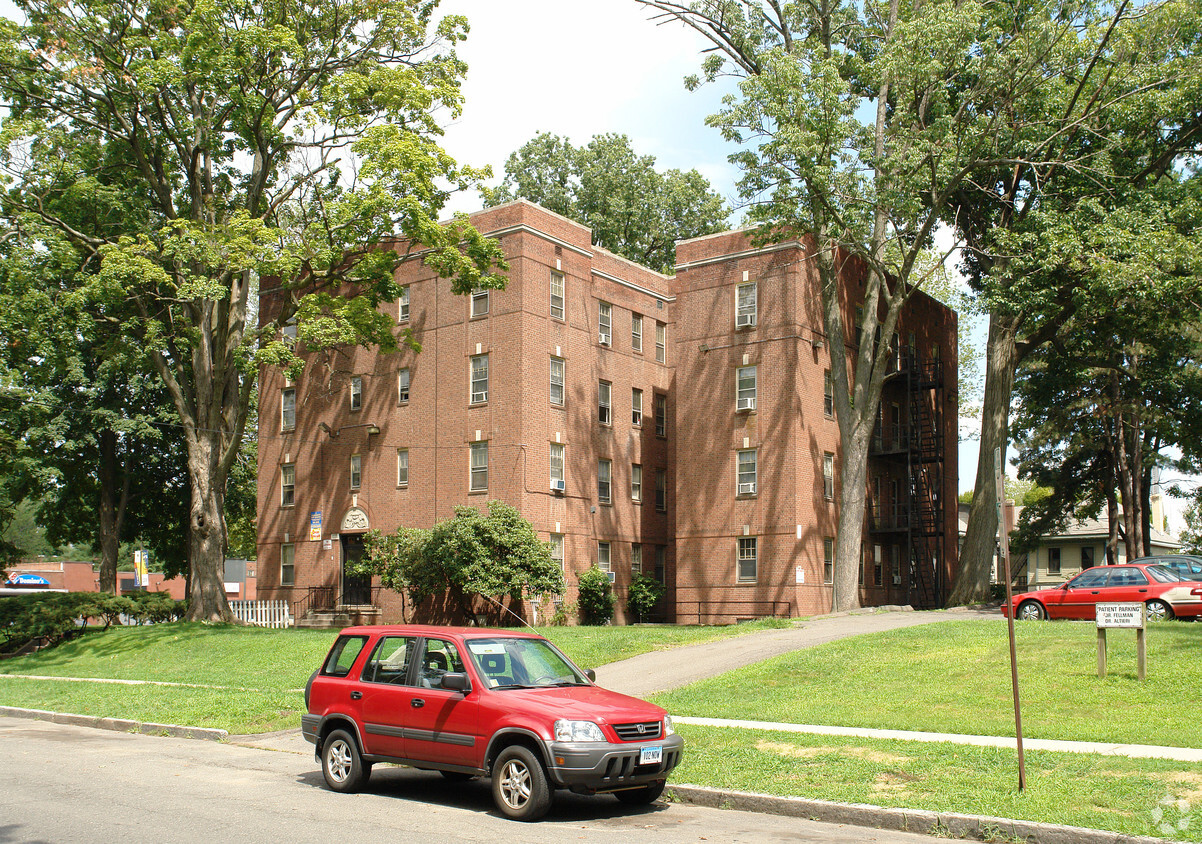 Building Photo - 84 Forest St