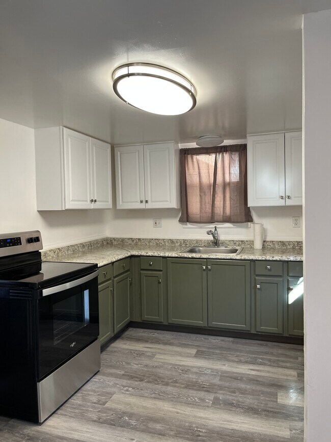 Building Photo - 912 West Ave