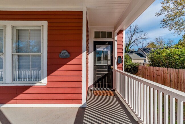 Foto del edificio - 1 bed/1 bath house for rent close to Downtown Augusta, with off-street parking!