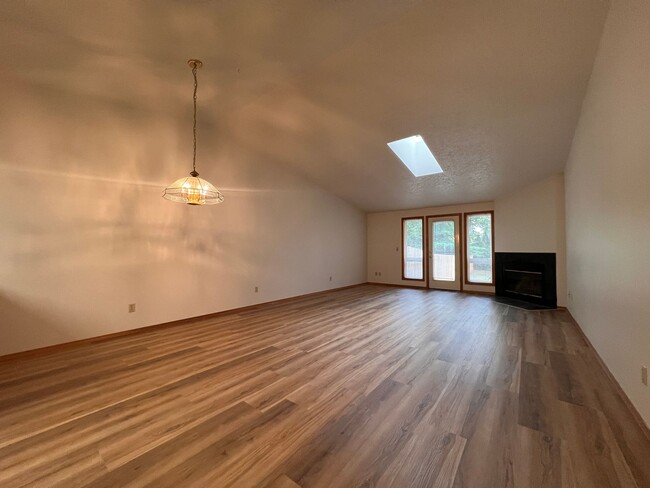 Building Photo - MOVE IN SPECIAL!! Charming Brush Prairie 3...