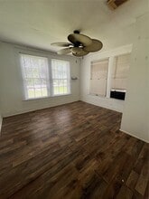 Building Photo - 122 W Pecan Ln