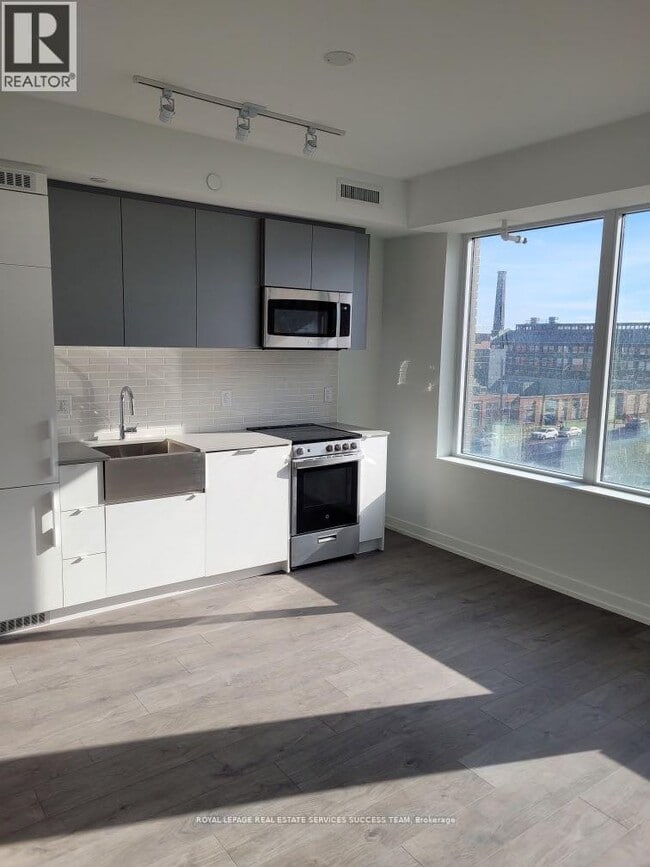 Building Photo - 270 Dufferin St