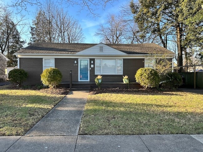 Beautiful House in Picadome! Off-Street Parking, W/D, Breakfast Bar, Deck, Fenced Backyard! - Beautiful House in Picadome! Off-Street Parking, W/D, Breakfast Bar, Deck, Fenced Backyard!