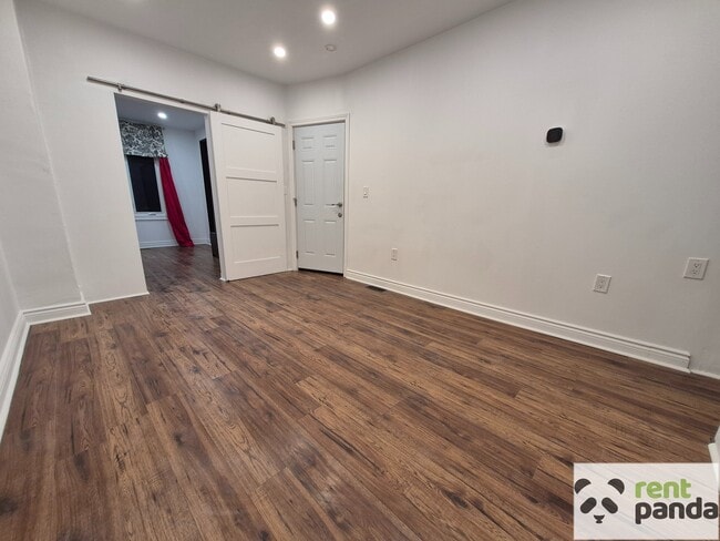 Building Photo - 156 Oakcrest Ave