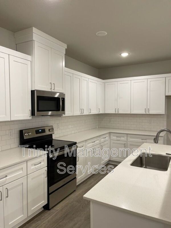 Building Photo - 652 The Cottages