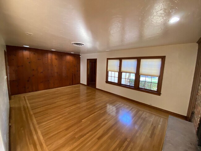Building Photo - Kingsburg home located in Downtown. Availa...