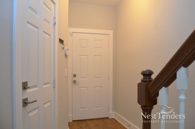 Building Photo - Live Near The Best Shopping & Dining in Jax!