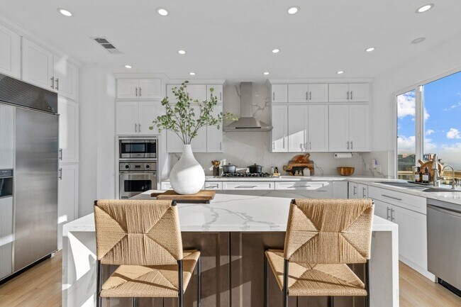 Foto del edificio - 2019 Sunset Plaza Dr