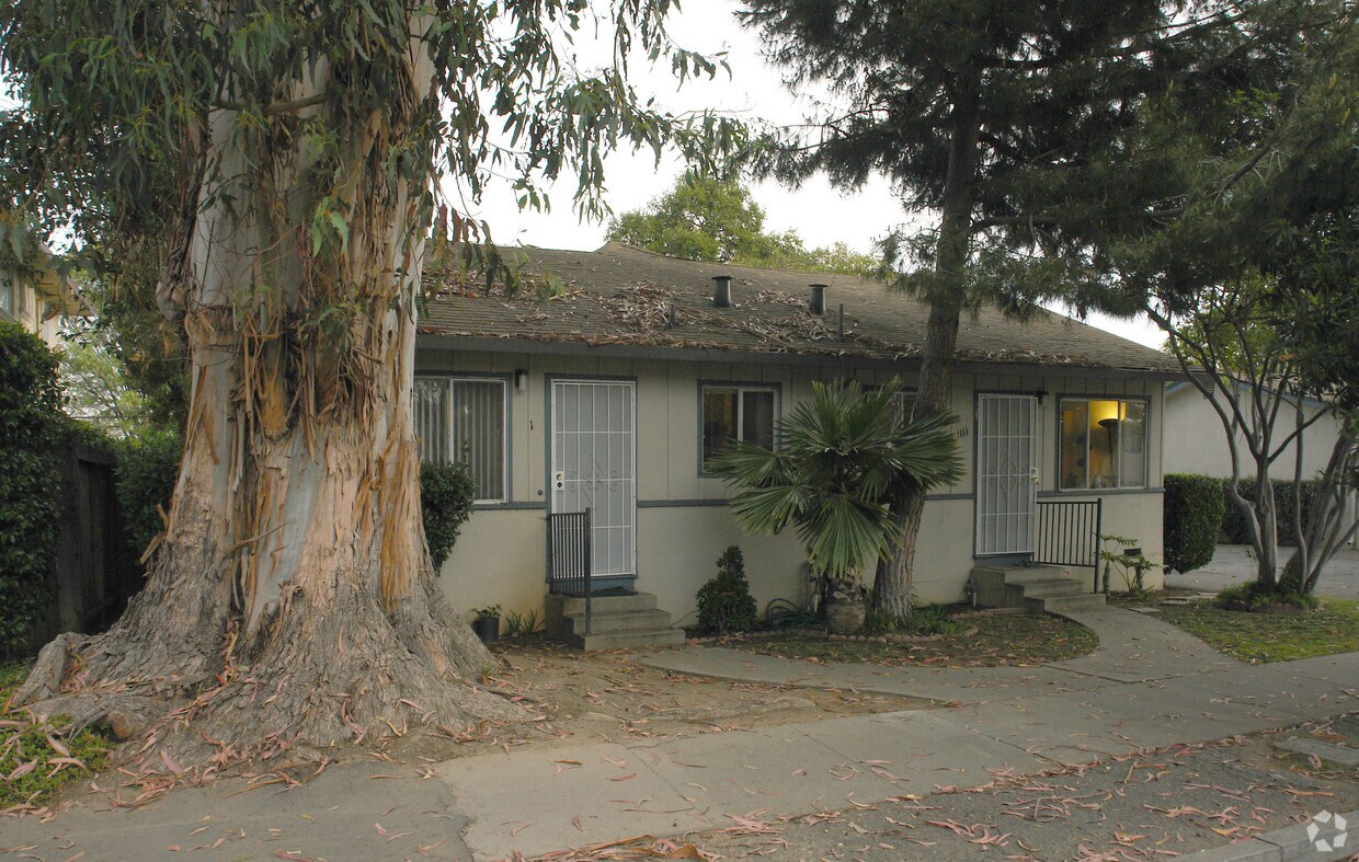 Foto del edificio - 1111 W Hamilton Ave