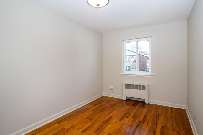 Building Photo - 268 E 238th St