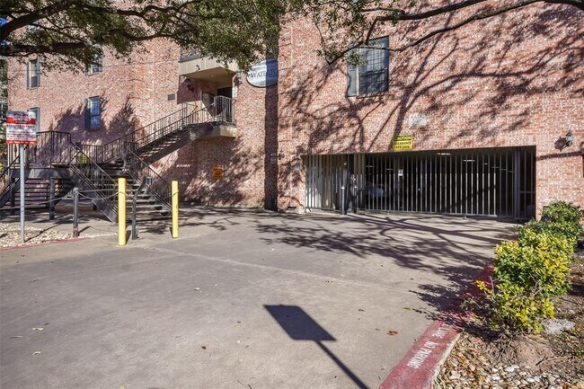 Foto del edificio - 2401 Leon St