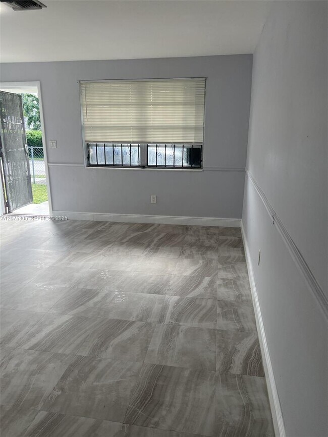 Foto del edificio - 2145 NW 99th Terrace