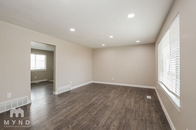 Building Photo - 4943 S Farah Dr