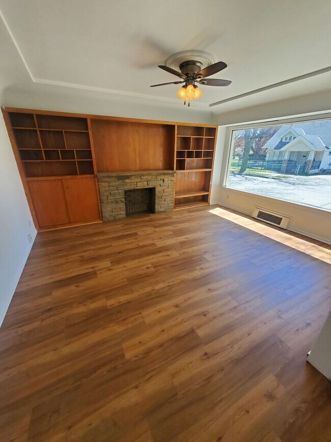 Building Photo - 3 Bedroom Single Family