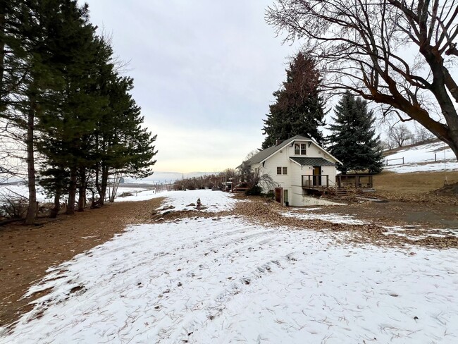 Building Photo - Country Living Retreat: Spacious 4-Bedroom...