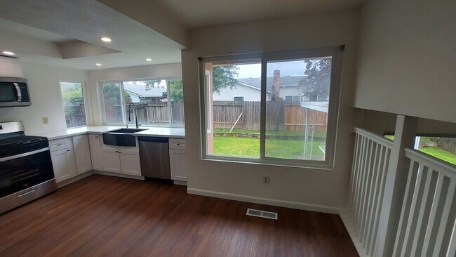 Foto del edificio - Spacious 4 bedroom, 3 bath home Tri-level in the Scottsdale East Area between Florin Rd and Gerbe...