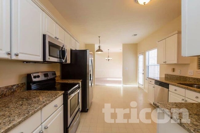 Foto del edificio - 7016 Penbrook Dr