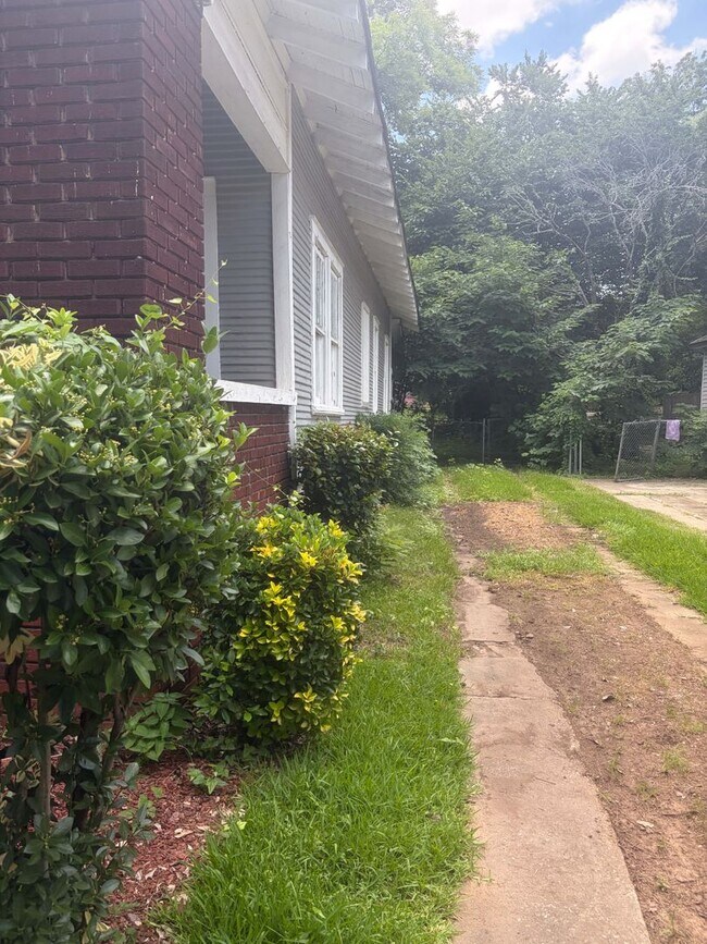 Building Photo - Spacious 3BR/2BA Rental with Hardwood Floors & Updated Living Room