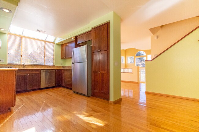 Foto del edificio - Tri-Level 3 bedroom 3 bath Home in Heart o...