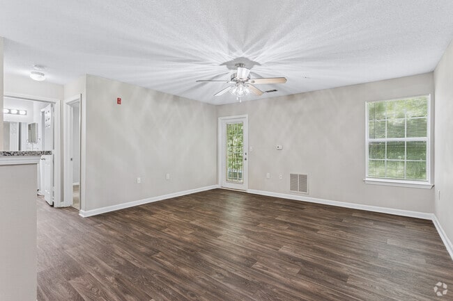 The Bradford 1BR, 1BA - 816SF - Living Room - Leaf Stone Apartments