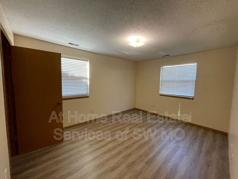 Building Photo - 2850 S Rogers Ave