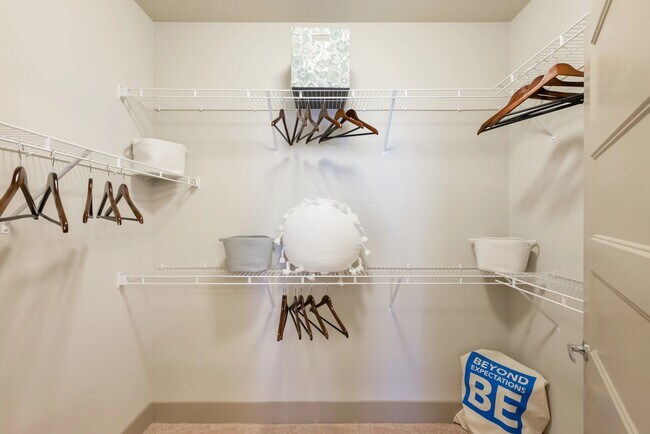 Foto del edificio - Elegant Urban Living: Tour Our Stylish 2 B...