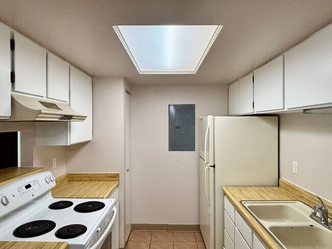 Foto del edificio - Updated 2 Bed/2 Bath Aurora Condo – Fireplace, Washer/Dryer, Community Perks!