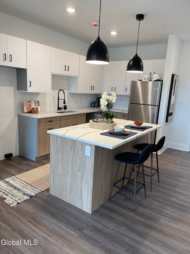 Foto del edificio - 580 Columbia Turnpike