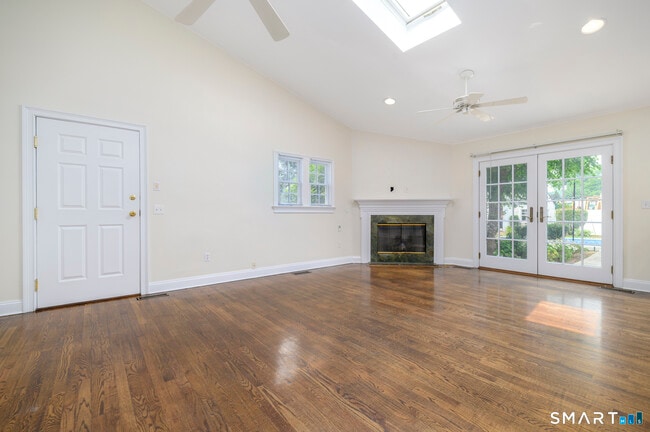 Building Photo - 18 Elm Tree Pl