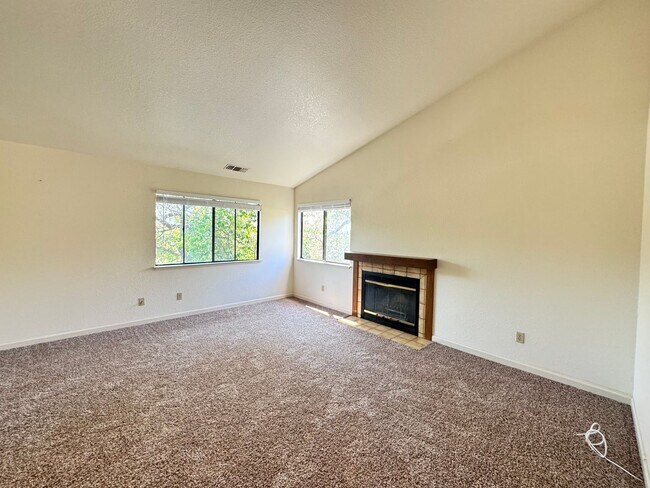 Foto del edificio - Cozy upstairs Condo in Auburn. Pets welcome!!