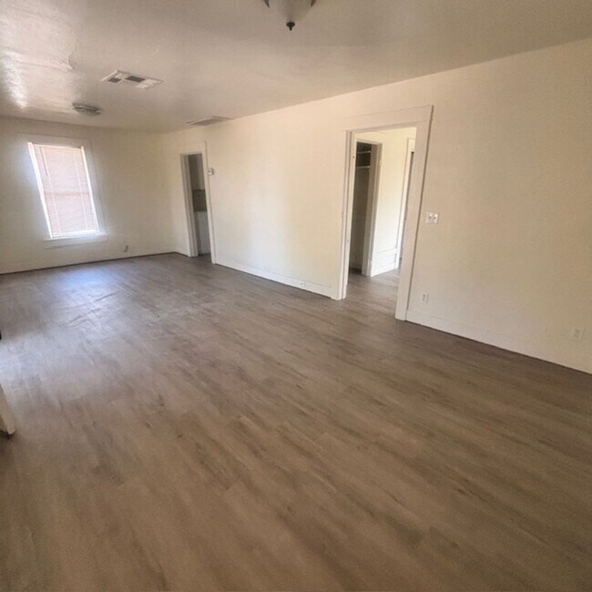 Building Photo - Modern Comfort in the Heart of Tempe