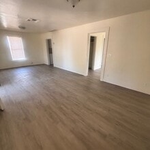 Building Photo - 1215 S Farmer Ave