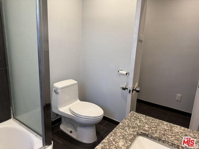 Foto del edificio - 15746 Magnolia Blvd